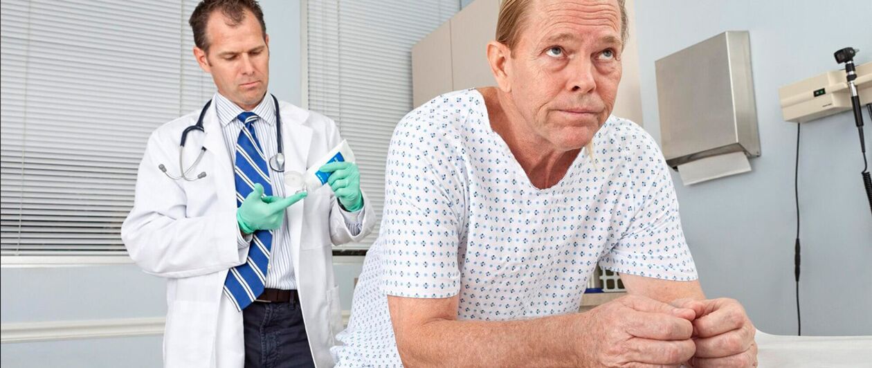 Un uomo con prostatite nella procedura di un medico
