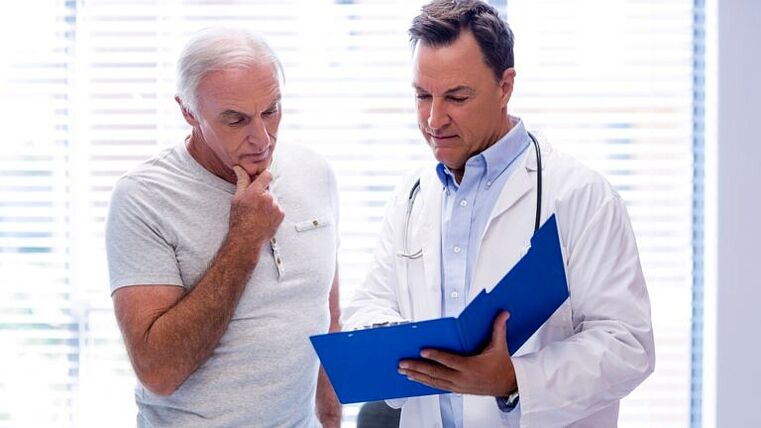 Il medico prescrive un trattamento per la prostatite