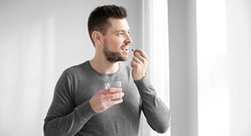 l'uomo sta assumendo farmaci per curare la prostatite