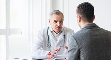 un uomo all'appuntamento specialistico