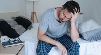 un uomo ha problemi alla prostata